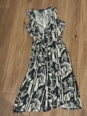 BCBGMaxAzria Black and White Tropical Print V-Neck wrap Dress size XS